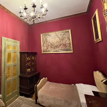 Classic Story In Old Ii Apartment *